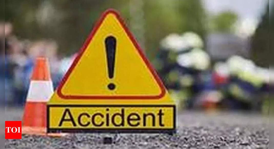 One killed, nine injured as goods carrier overturns near Erode