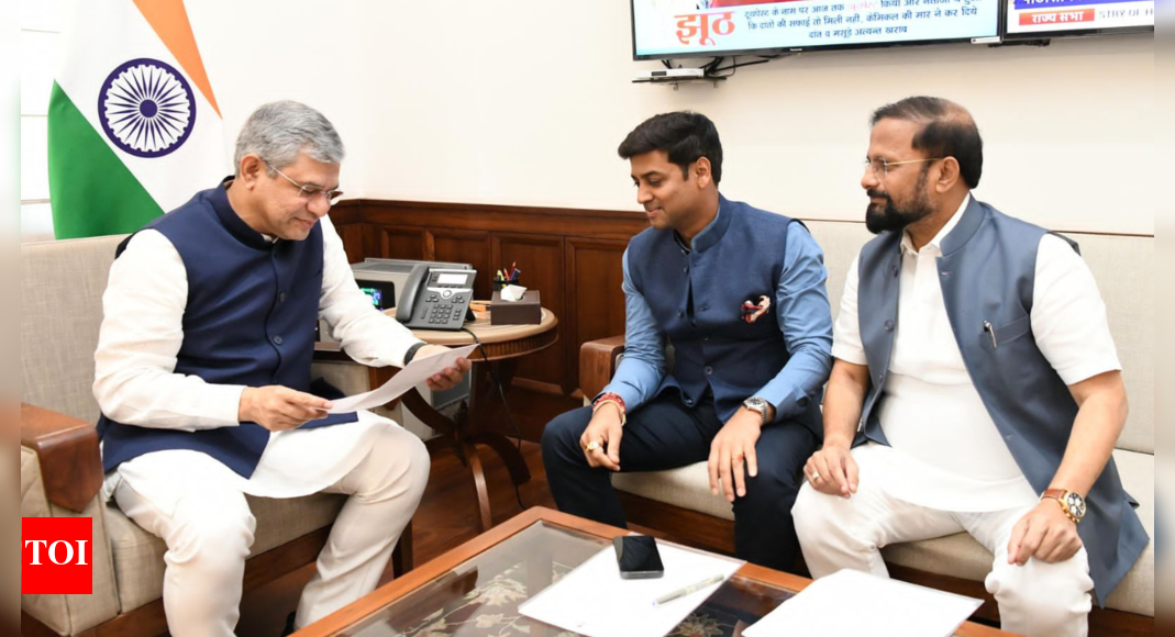 Railway minister assures action plan to improve services for Thane commuters