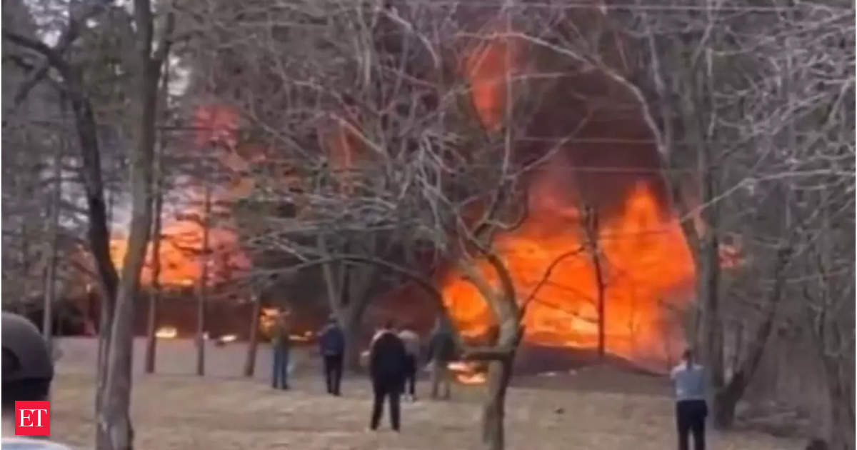 Plane crashes into home in Minneapolis, US