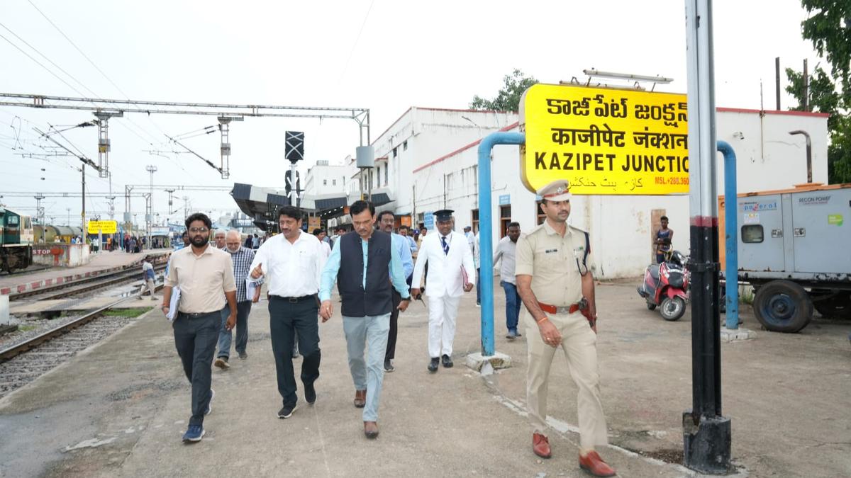 scr-gm-inspects-balharshah-–-kazipet-section