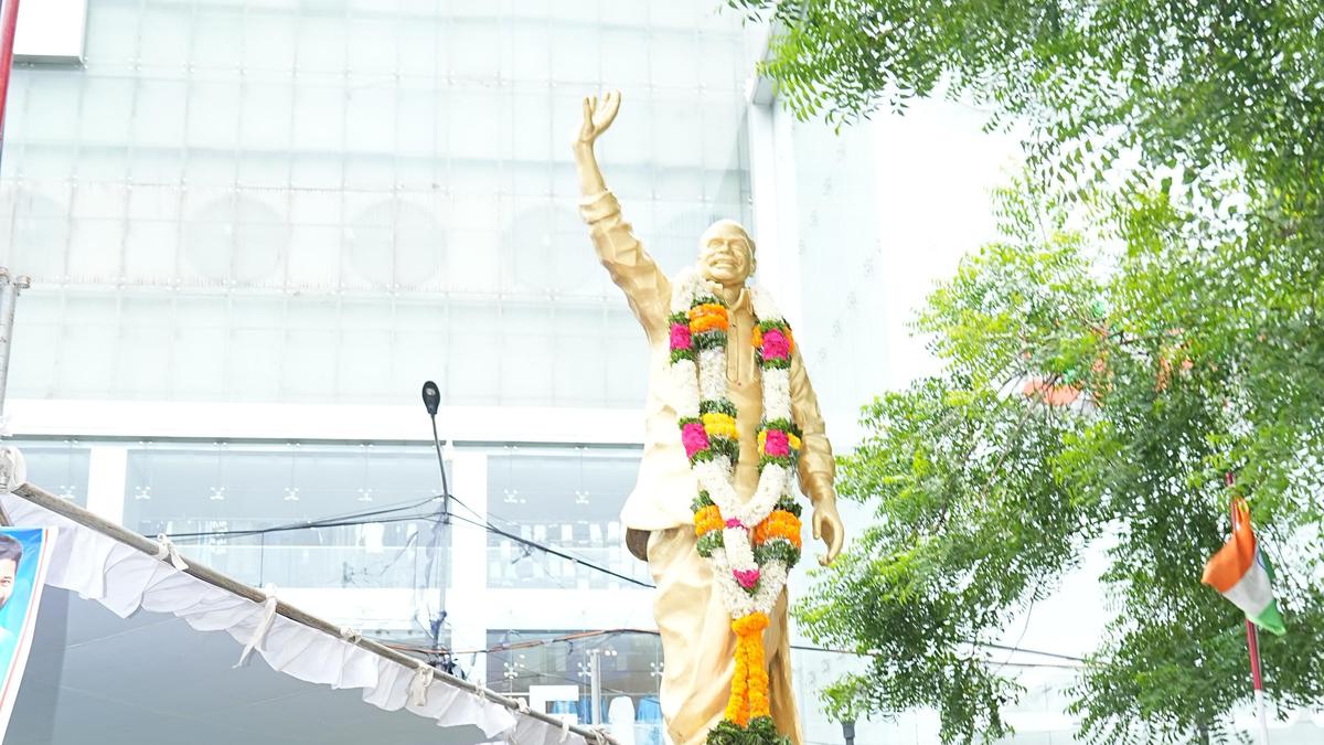 telangana-congress-leaders-pay-rich-tributes-to-ysr-on-his-birth-anniversary