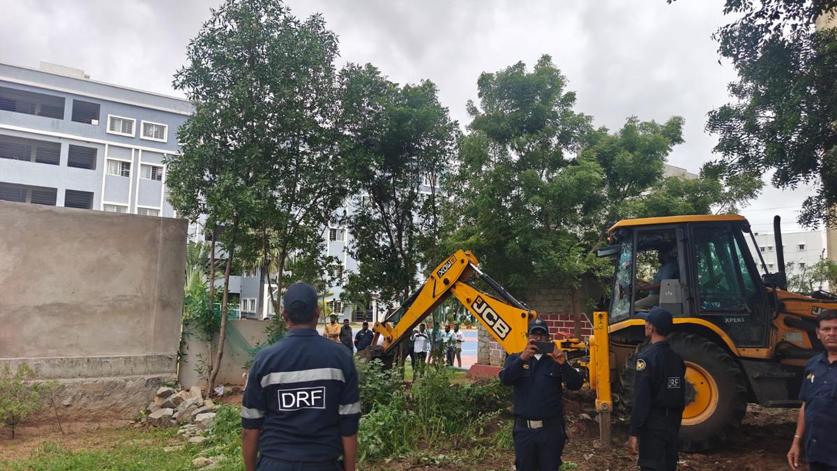hydraa-clears-encroachment-in-hyderguda-layout-open-space