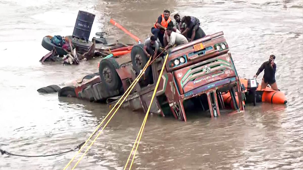 vadodara-bridge-collapse:-death-toll-rises-to-13-as-search-continues  