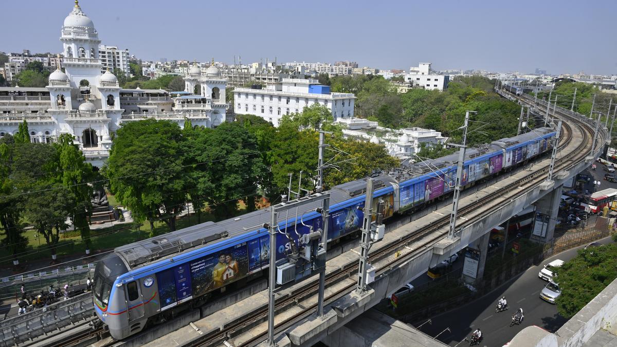 hyderabad-metro-to-run-services-till-1-am.-sunday;-scr-to-operate-special-mmts-services
