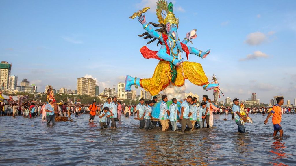Mumbai Immerses 18,000 Ganpati Idols Amid Rains and Bomb Threat