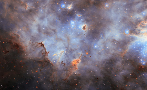 Hubble Finds Cloudy Star Cluster in Large Magellanic Cloud