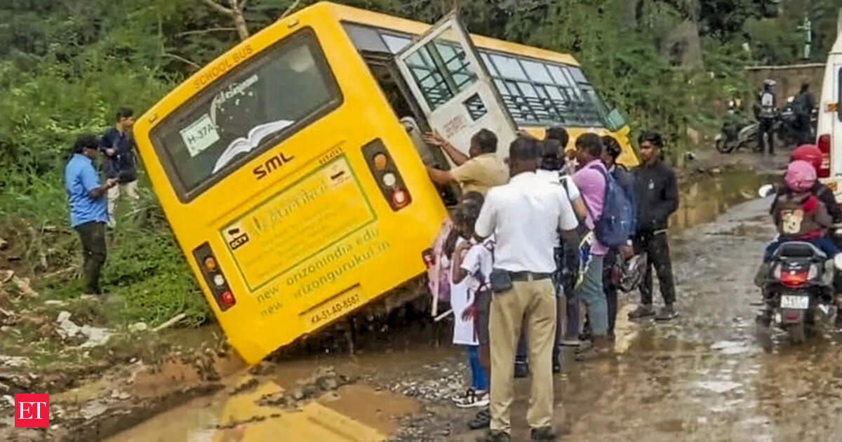 K’taka Dy CM sets deadline for B’luru pothole repair